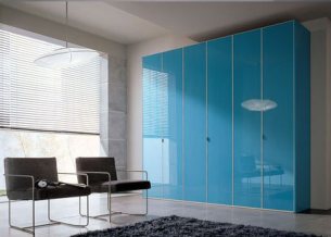 мебель из стекла, голубой стеклянный шкаф-купе, фото