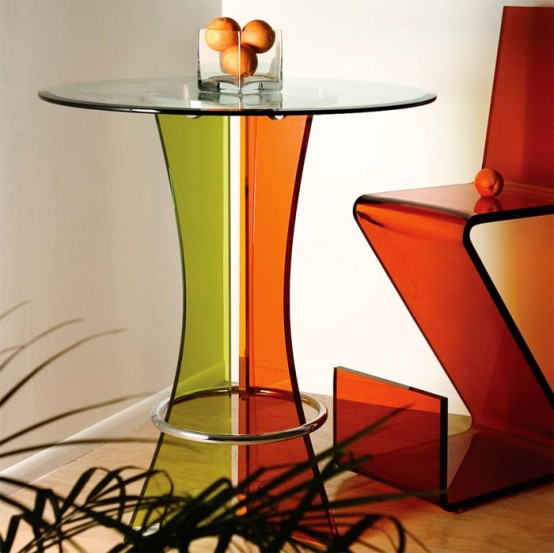 стеклянный стол обеденный и стул из цветного стекла, на столе стеклянная вазочка, наполненная фруктами, фото