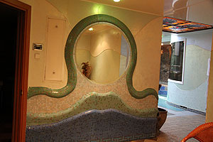 декоративное большое зеркало в сауне, фото