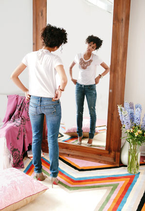 девушка смотрит большое зеркало, фото