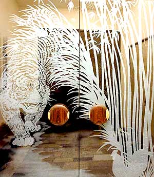 пескоструйный рисунок в виде тигра на зеркале для дверей, шкафа купе, фото