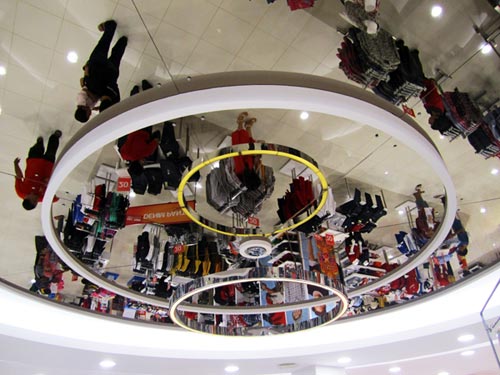 зеркальный потолок в торговом центре фото
