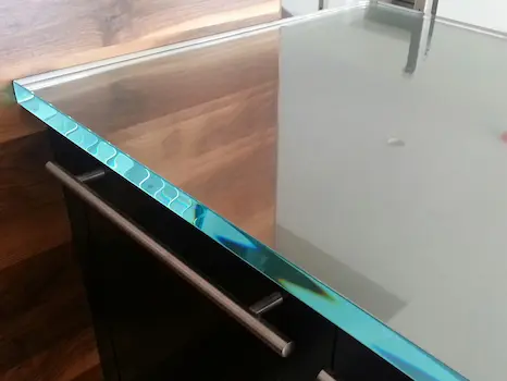 Прочные столы из триплекса